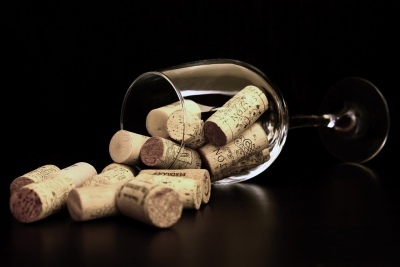 wine corks and glass - Pixabay