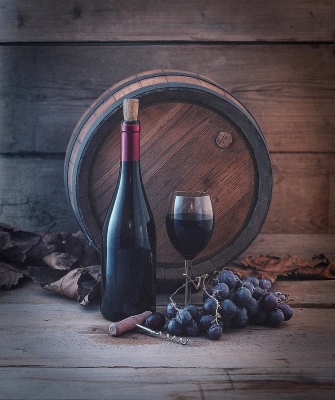 wine barrel and wine - Pixabay