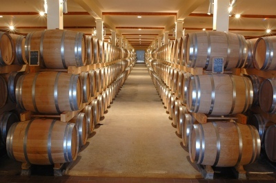 barrel room, rows of wine barrels - Pixabay