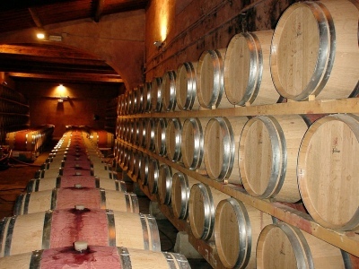 wine barrels all stacked so neatly - Pixabay