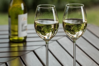 glasses of white wine - Pixabay